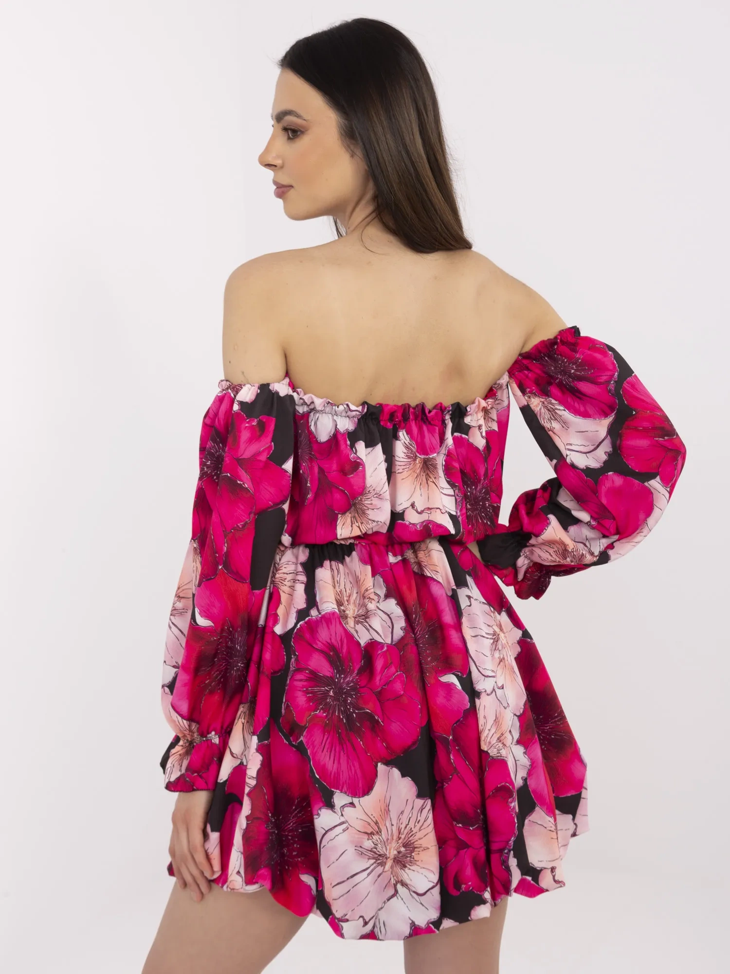 Schwarz-rosa Mini-Spanienkleid mit Blumen.