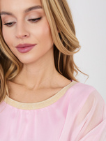 Pastelowa różowa damska bluzka z ozdobnym dekoltem