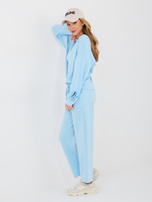 Pastelowy niebieski komplet z ozdobnymi różami