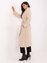 Helle beige zweireihige Jacke mit Kragen.
