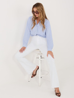 Białe jeansowe spodnie dzwony  