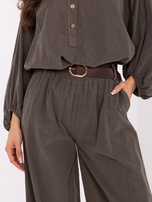 Khaki Corduroyhose mit Gürtel.