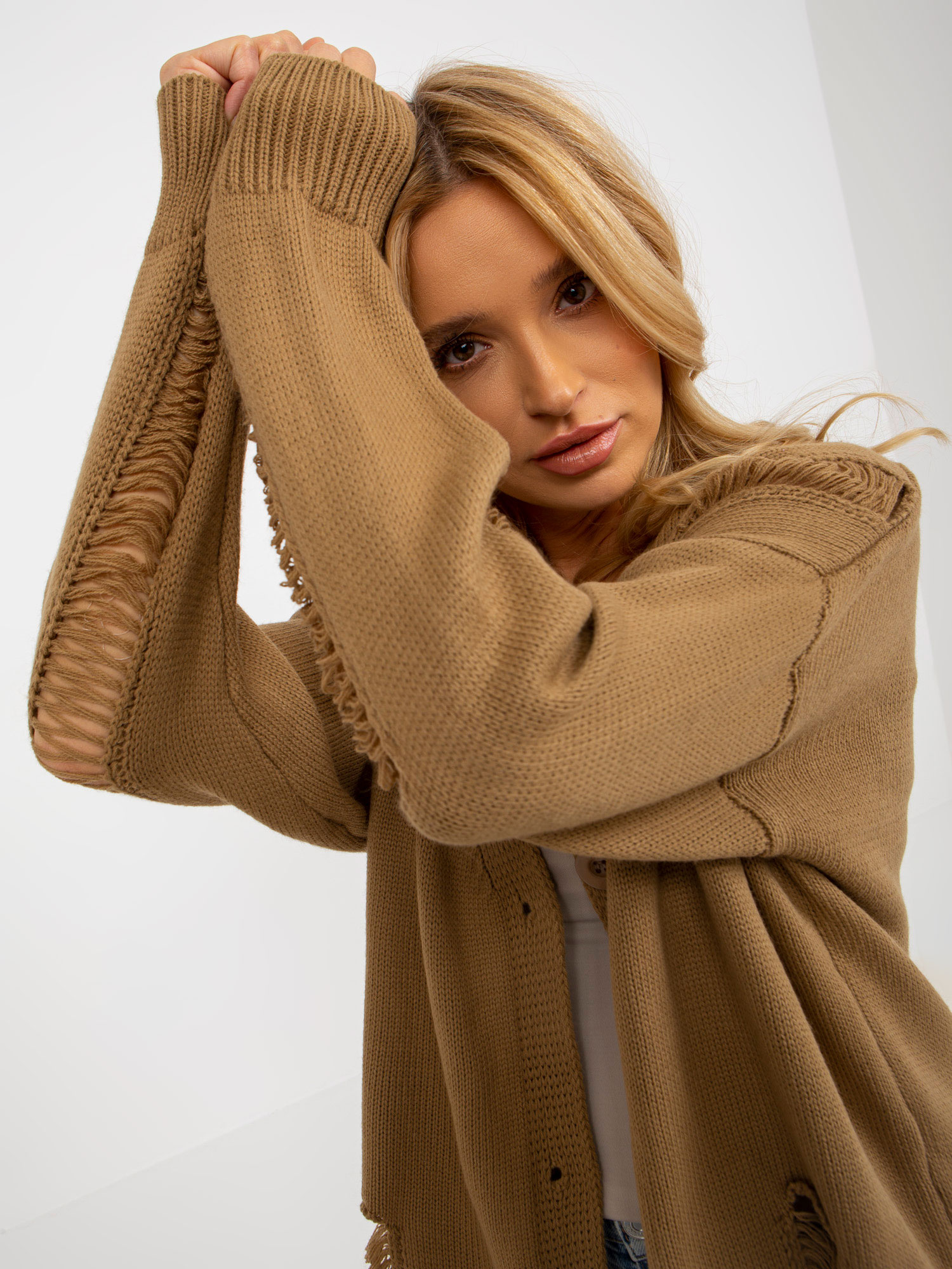 Camelowy sweter rozpinany oversize z dziurami RUE PARIS