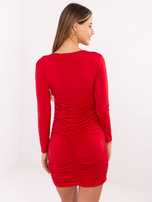 Czerwona dopasowana sukienka z drapowaniem