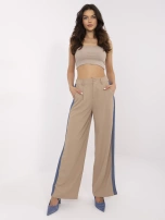 Camelowe materiałowe spodnie z lampasami