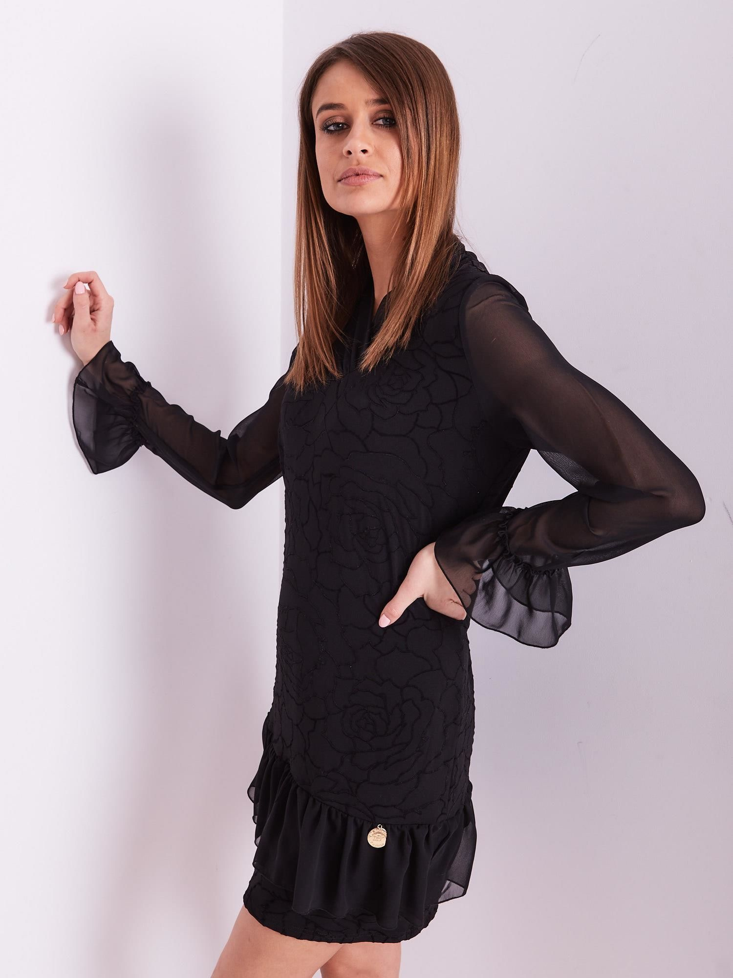 Schwarzes Kleid mit zartem Blumenmuster.