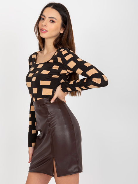 Hurtownia Czarno-camelowa dopasowana bluzka z nadrukiem