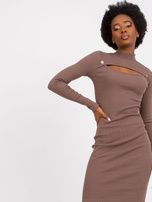 Braunes, geripptes, schmal geschnittenes Kleid mit Rollkragen von Susan RUE PARIS.