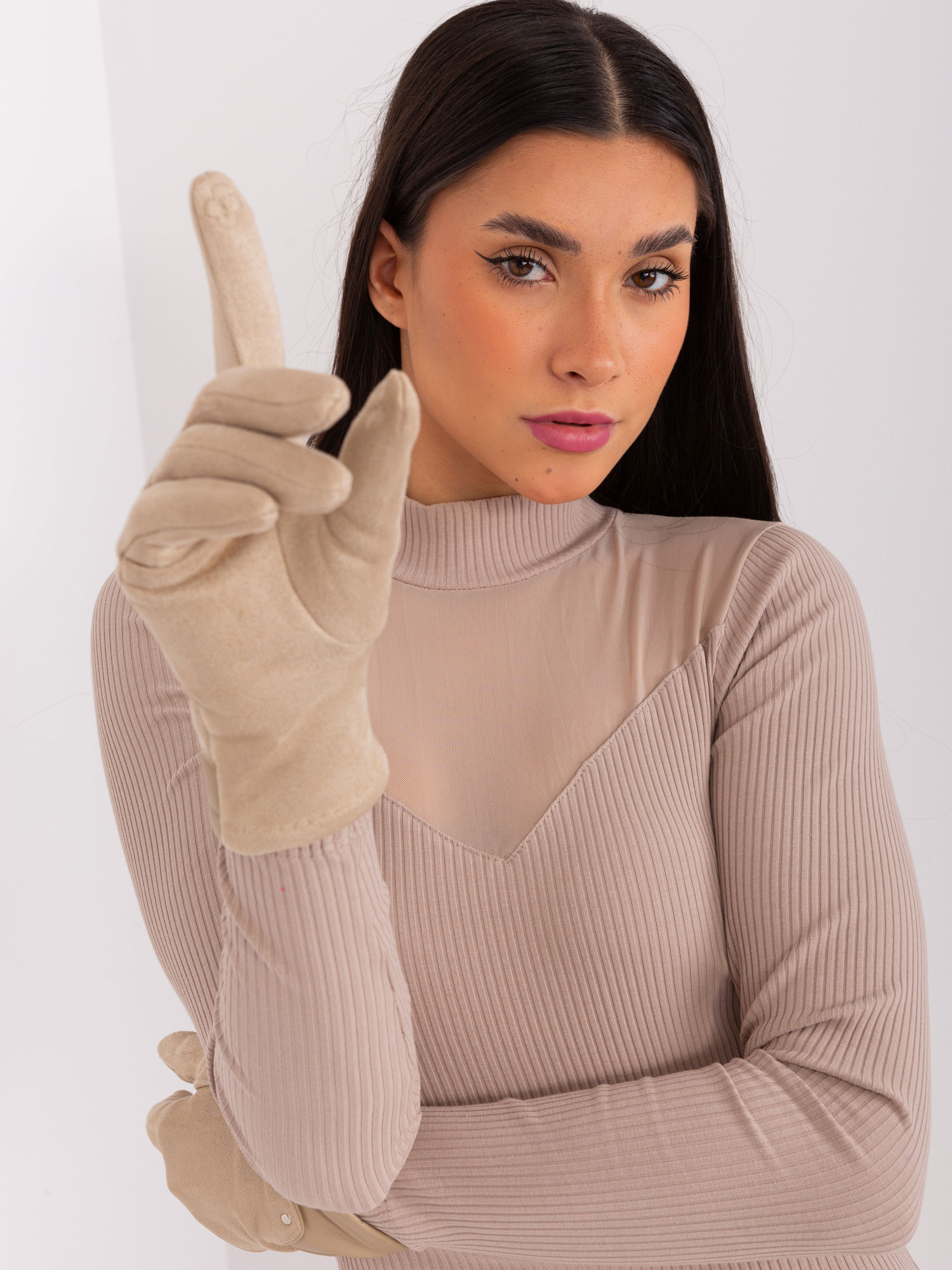 Hurtownia Beżowe eleganckie rękawiczki zimowe