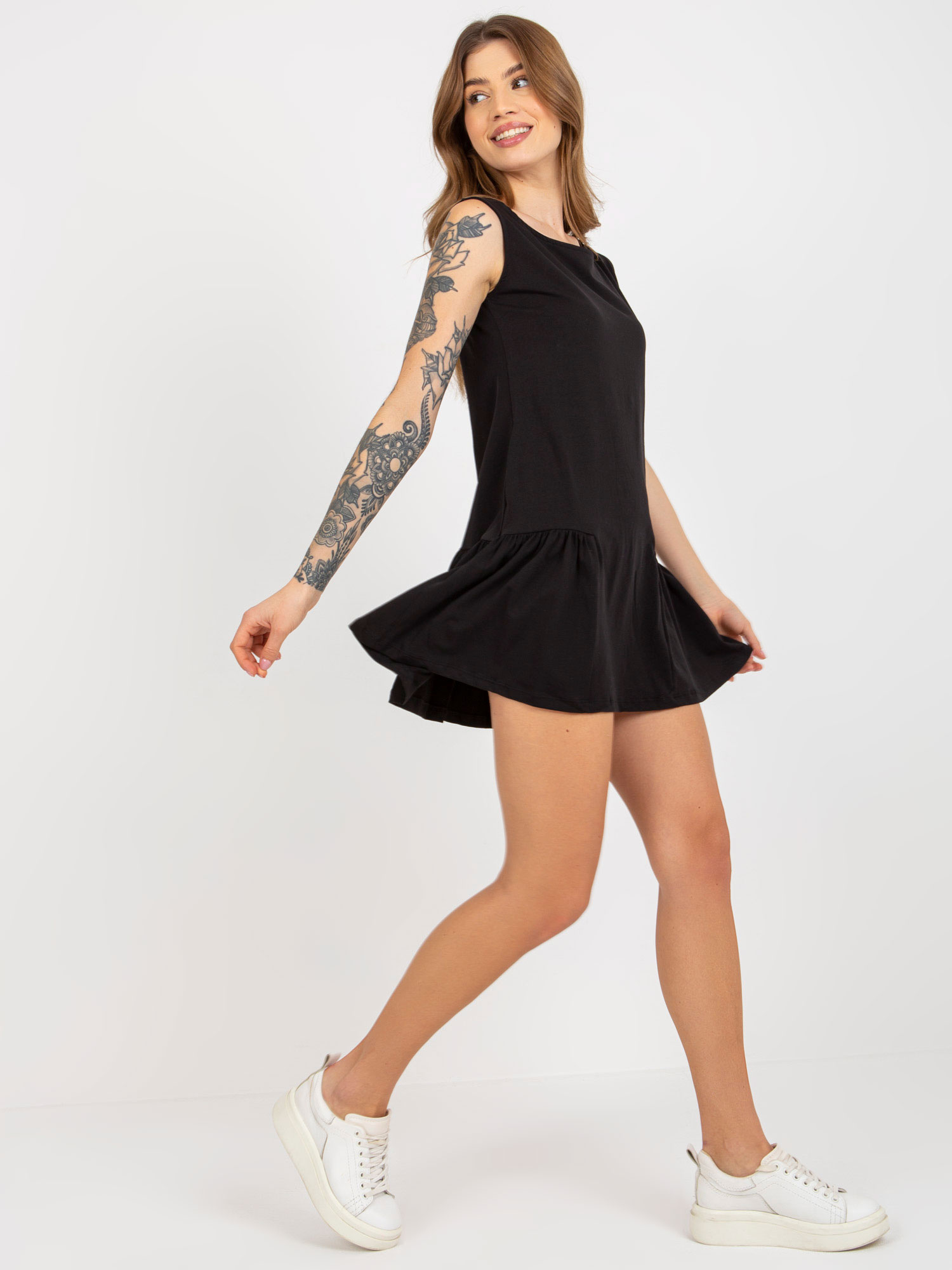 Czarna mini rozkloszowana sukienka basic z falbaną