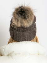 Ciemnobrązowa czapka ze ściągaczem i futrzanym pomponem 