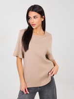 Ciemnobeżowy t-shirt basic z ozdobnymi szwami RUE PARIS 