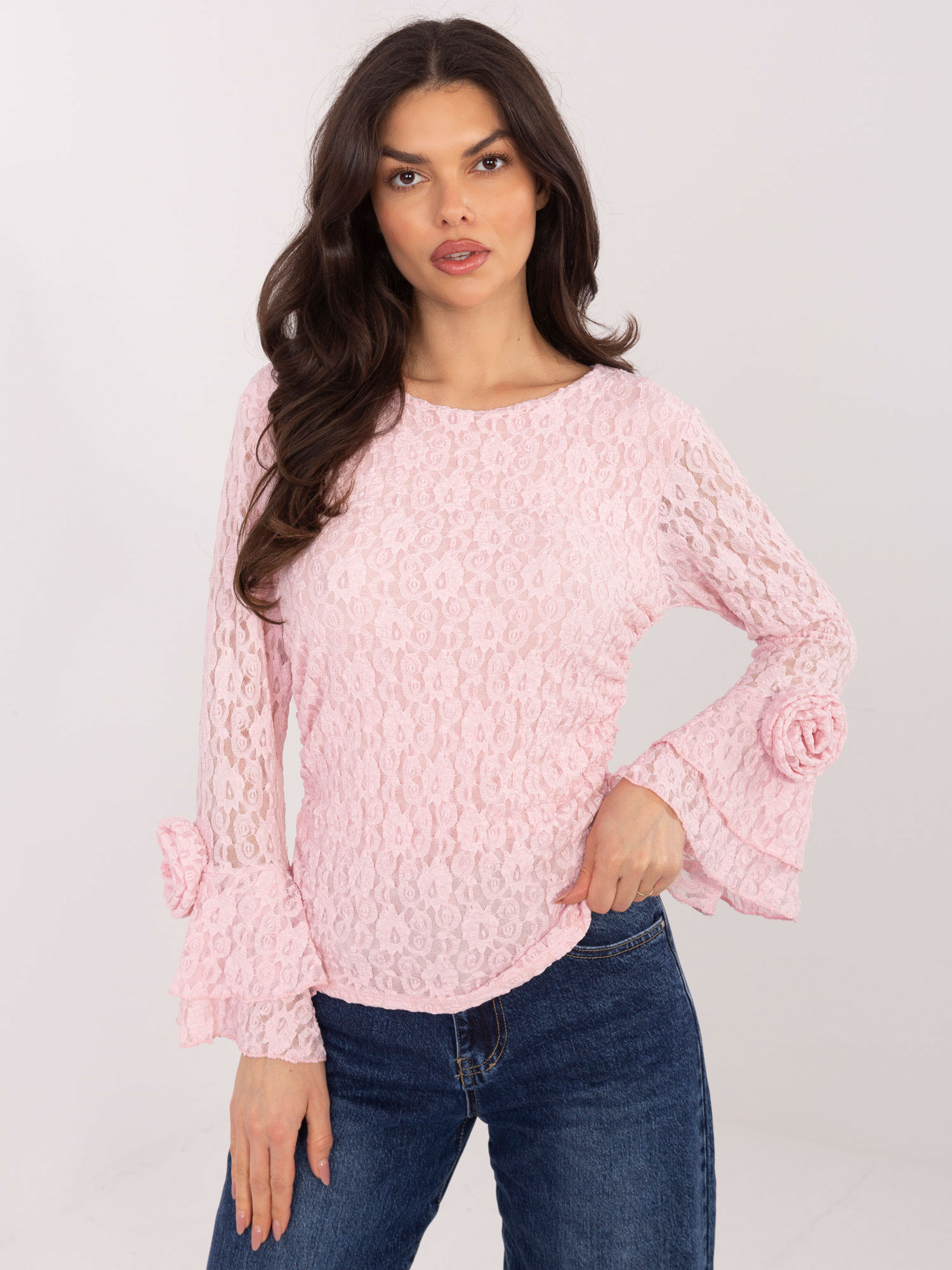 Helles rosa Bluse mit schwingenden Ärmeln.