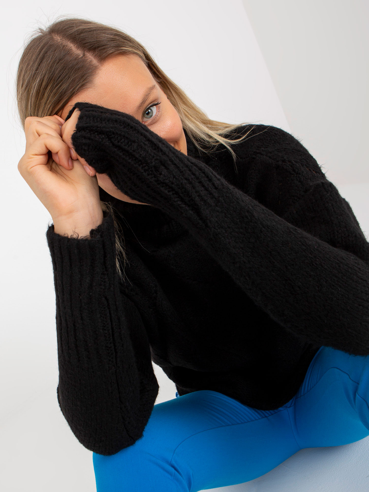 Schwarzer, durchbrochener Oversize-Pullover mit Rollkragen RUE PARIS.