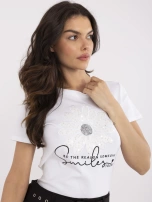 Weißes T-Shirt mit einer Applikation in Form einer Blume.
