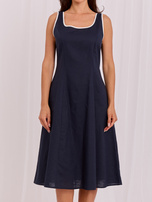 Dunkelblaues Sommerkleid ohne Ärmel.
