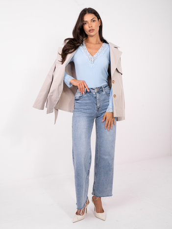 Jasnoniebieska prążkowana bluzka z dekoltem V