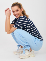 Jasnoniebieskie dresowe spodnie wiązane w kostce