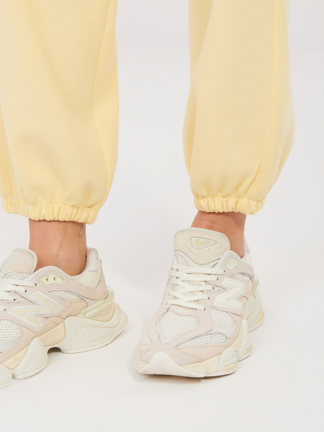 Pastelowe żółte dresowe spodnie typu jogger