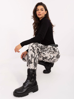 Jasnobeżowe spodnie moro bez zapięcia