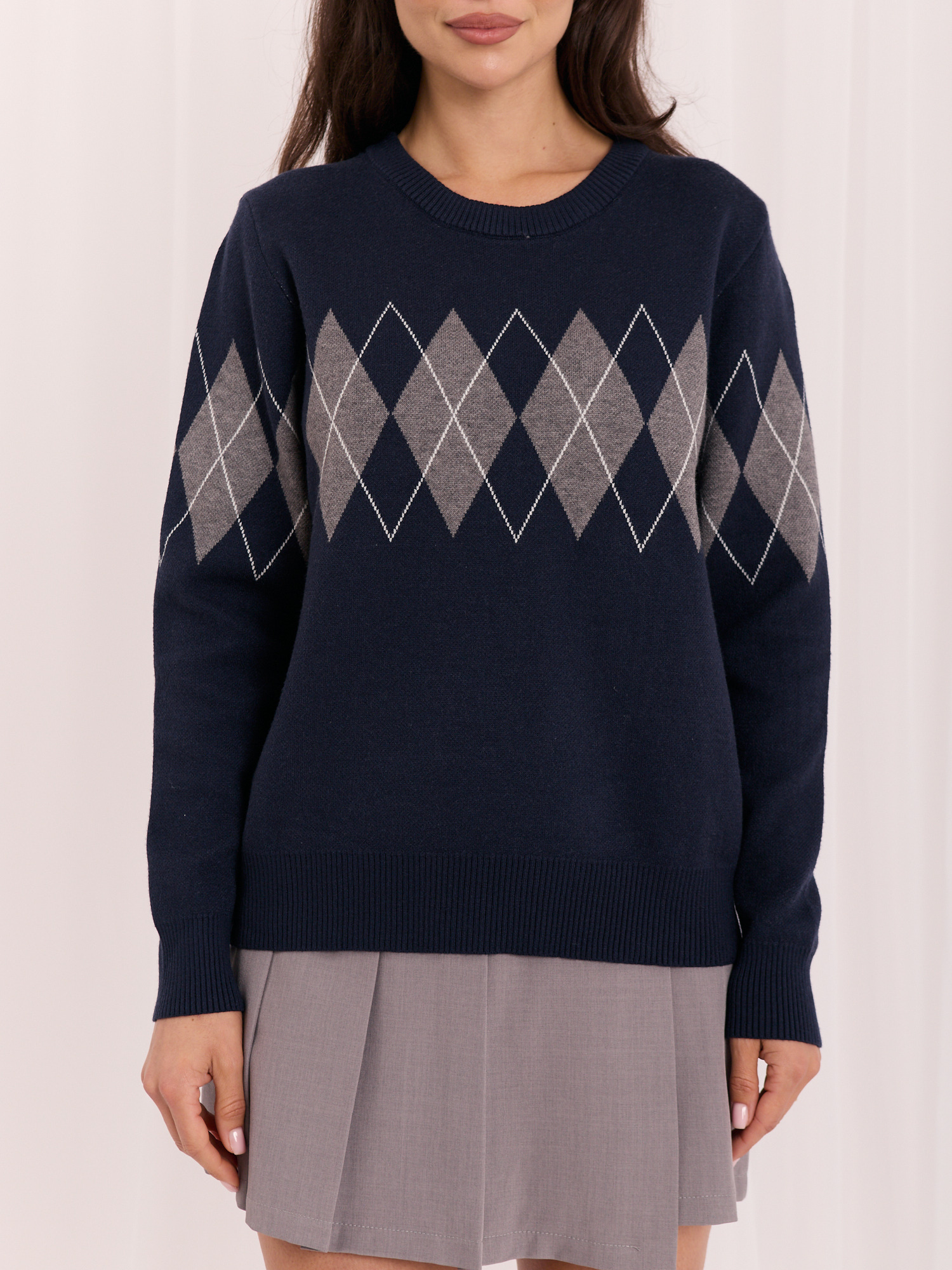 Granatowy damski sweter w geometryczny wzór