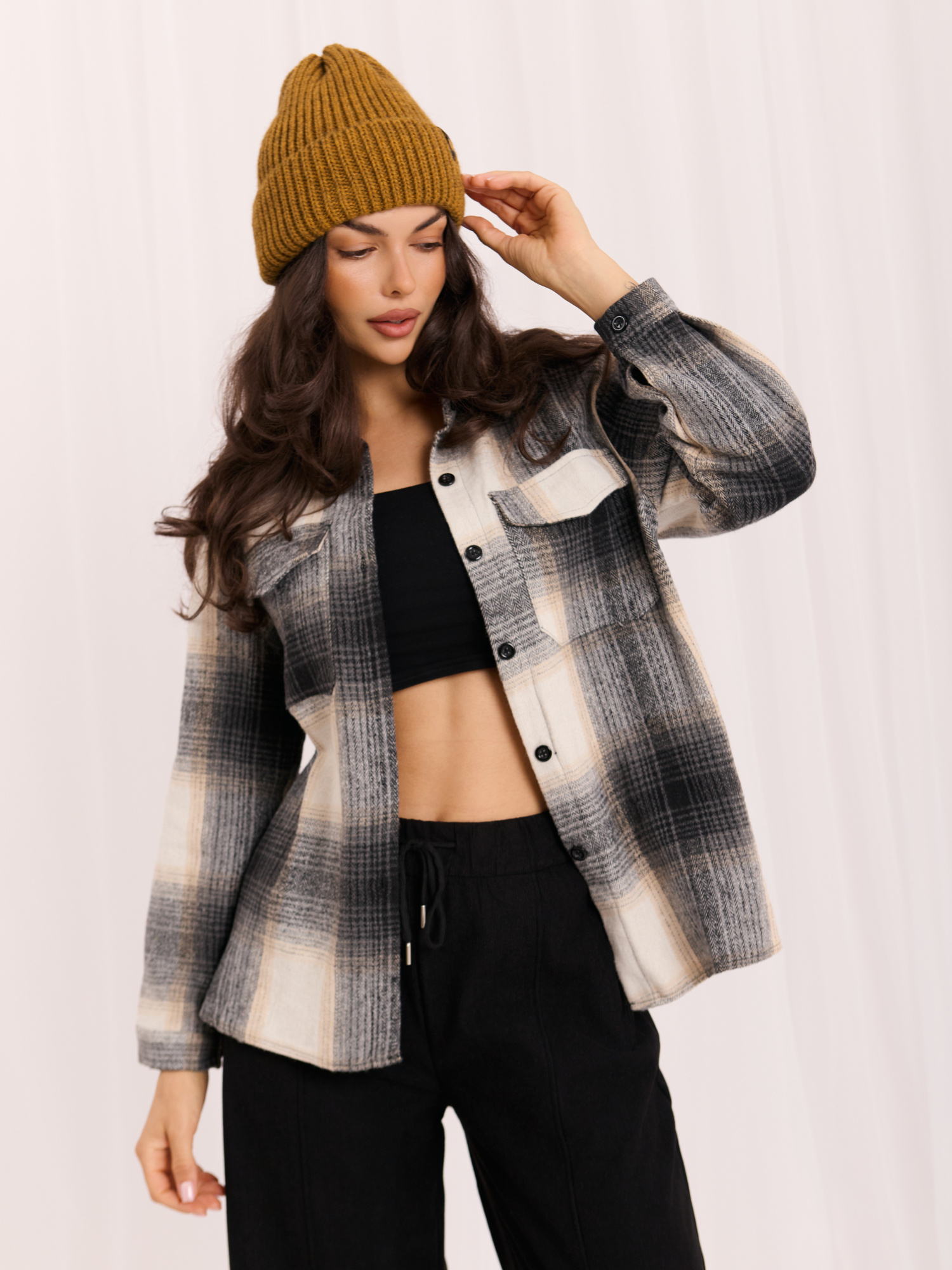 Hořčicová dámská čepice beanie s ohrnutím.