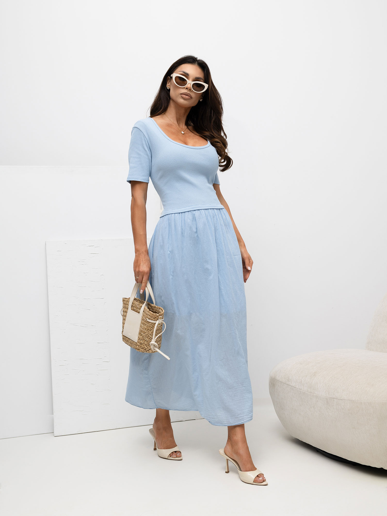 Jasnoniebieska midi sukienka na lato