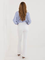 Białe jeansowe spodnie dzwony  