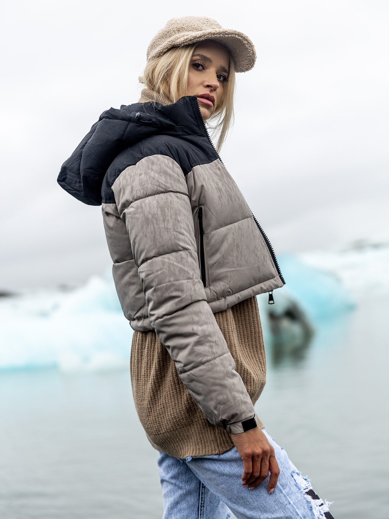 Hurt Juodai-bežinė trumpa žieminė striukė su kapišonu.