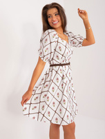 Hurt Biało-brązowa haftowana sukienka z paskiem