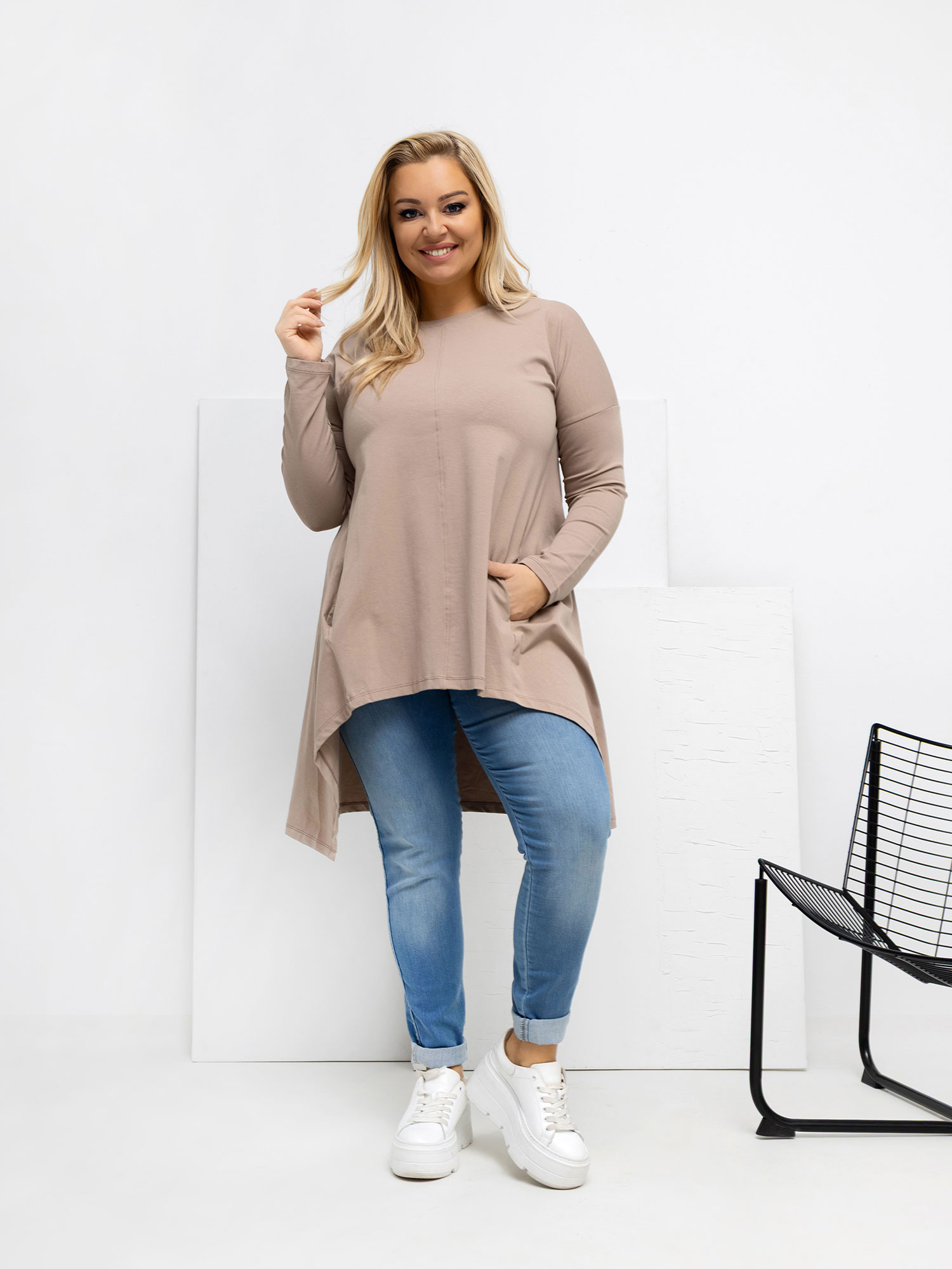 Tmavě béžová asymetrická blůza plus size.