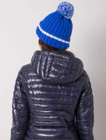 Blaue Mütze mit Bommel.