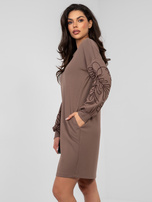 Ciemnobeżowa dresowa sukienka z kieszeniami RUE PARIS 