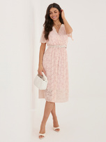 Jasnoróżowa elegancka sukienka z kopertowym dekoltem