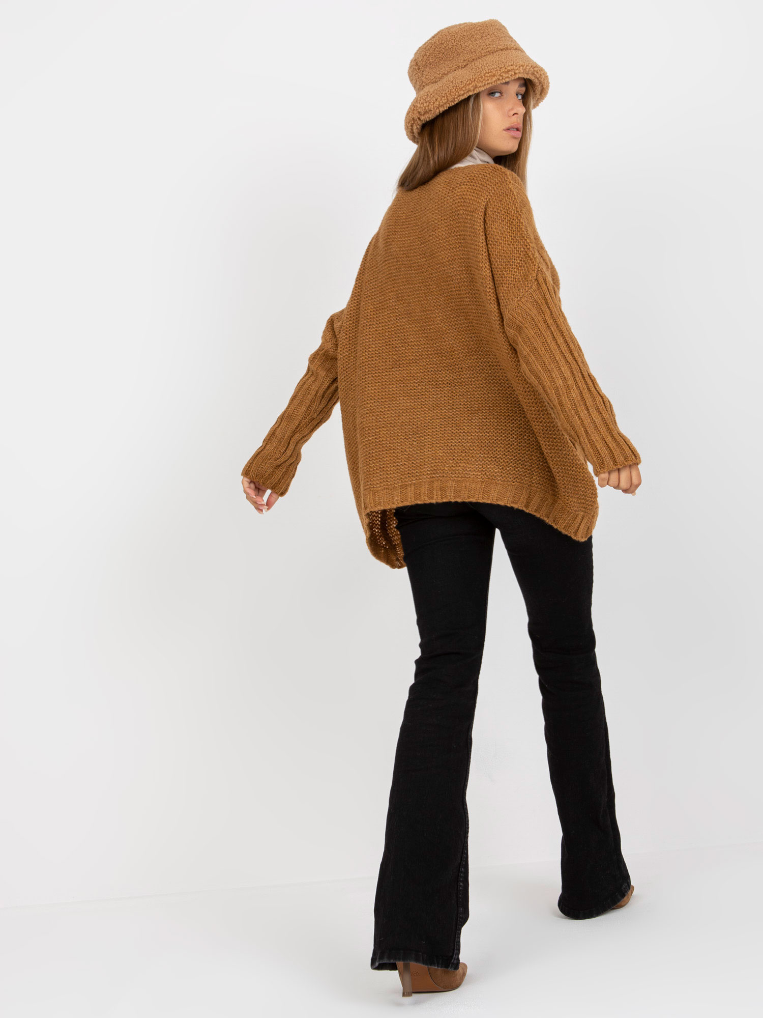 Camelowy sweter oversize z warkoczami OCH BELLA