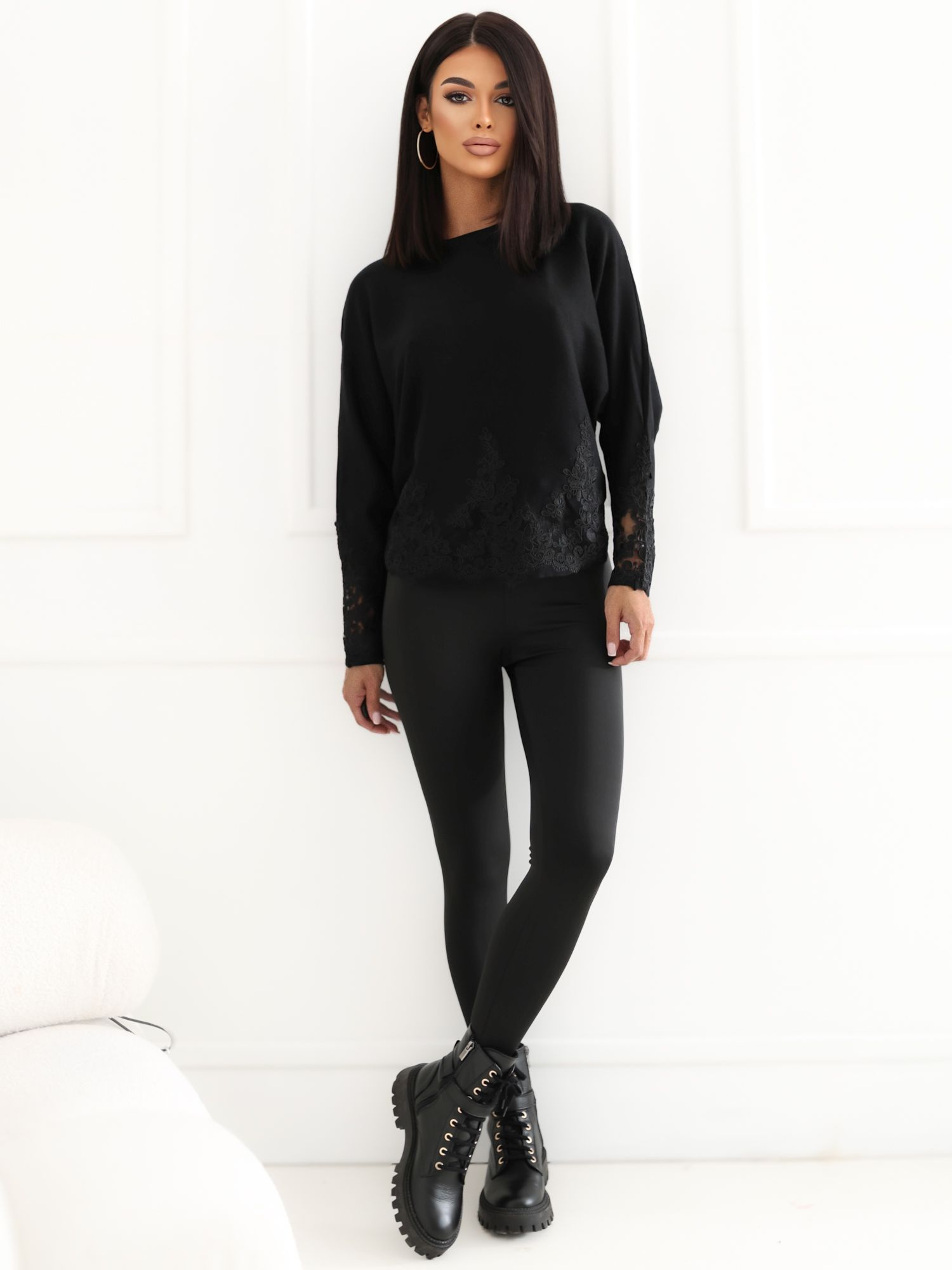 Schwarzer eleganter Pullover im Fledermauschnitt.