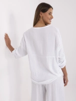 Weiße Muslin-Bluse im Oversize-Schnitt.