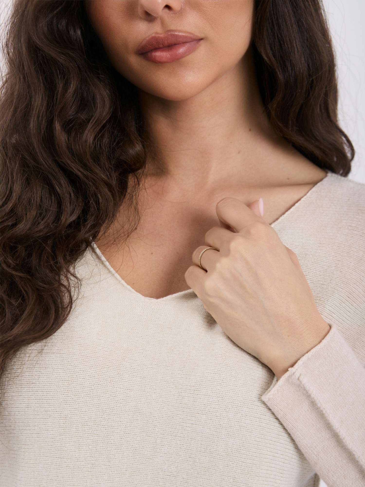 Beiger Damen Basic-Pullover mit V-Ausschnitt.