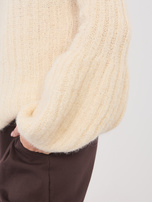 Jasnobeżowy sweter oversize w szeroki prążek