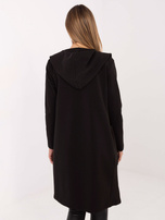 Schwarzer langer Hoodie mit Kapuze.