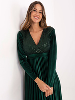 Dunkelgrünes Abendkleid mit Bindung.