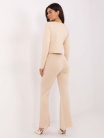 Kremowy dzianinowy komplet z ozdobnymi guzikami