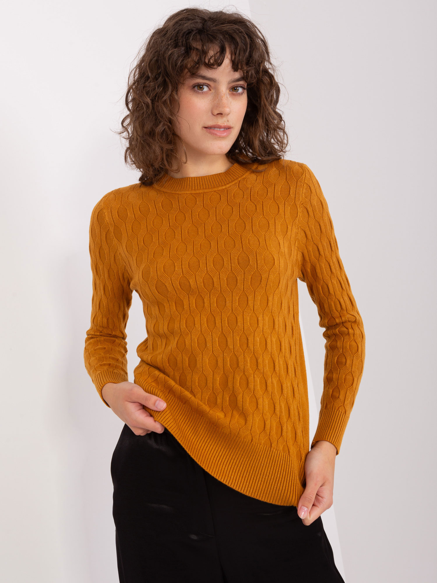 Musztardowy dzianinowy sweter klasyczny
