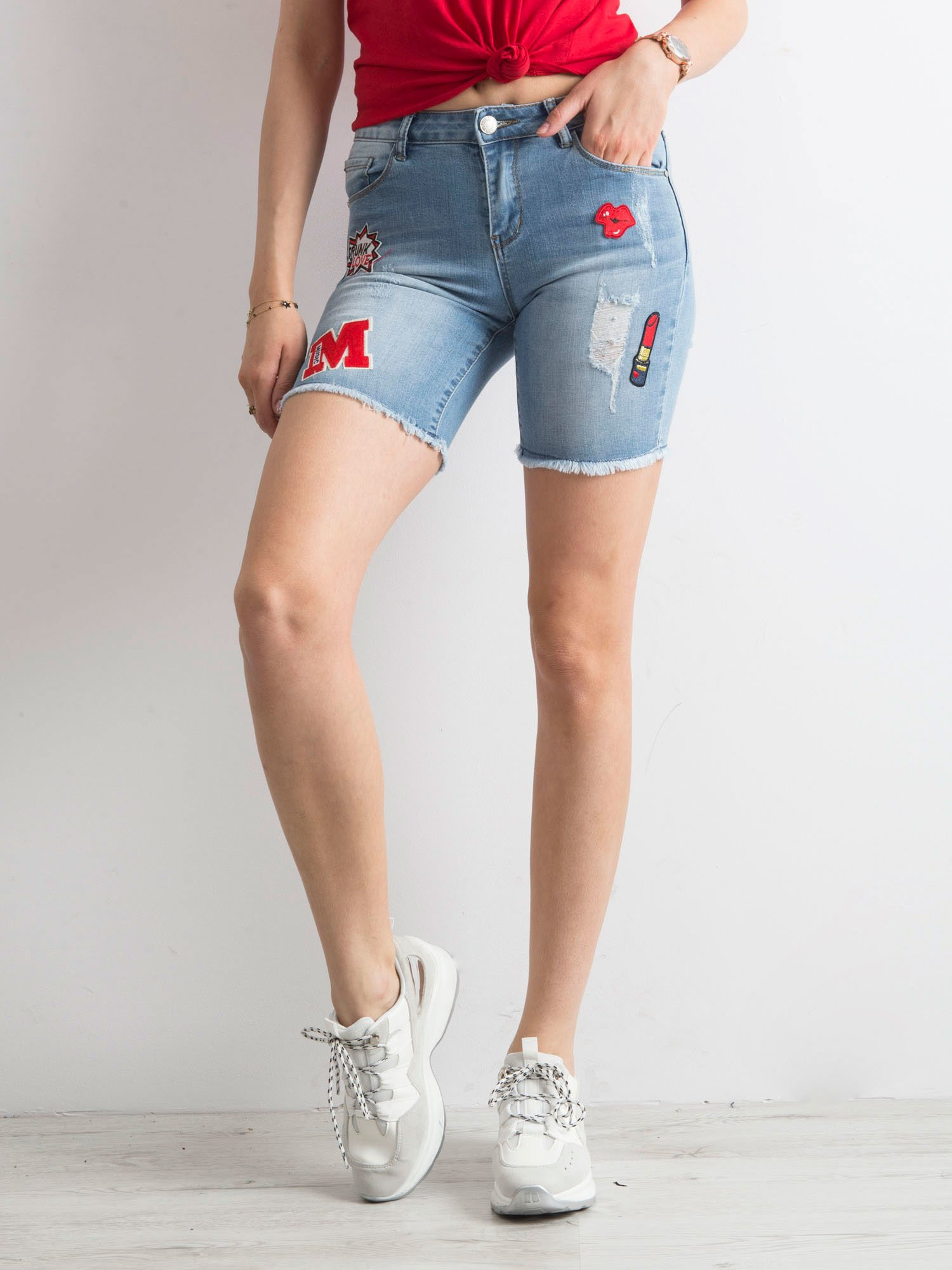 Niebieskie jeansowe szorty z naszywkami