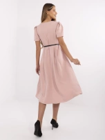 Brudnoróżowa elegancka sukienka z krótkim rękawem