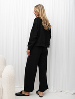 Schwarzes Sweatset mit weiten Hosen.