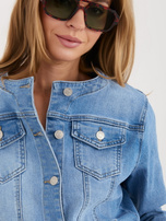 Blaue Jeansjacke mit rundem Ausschnitt.