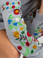 Hurt Szara melanżowa sukienka dresowa z haftem na rękawach RUE PARIS