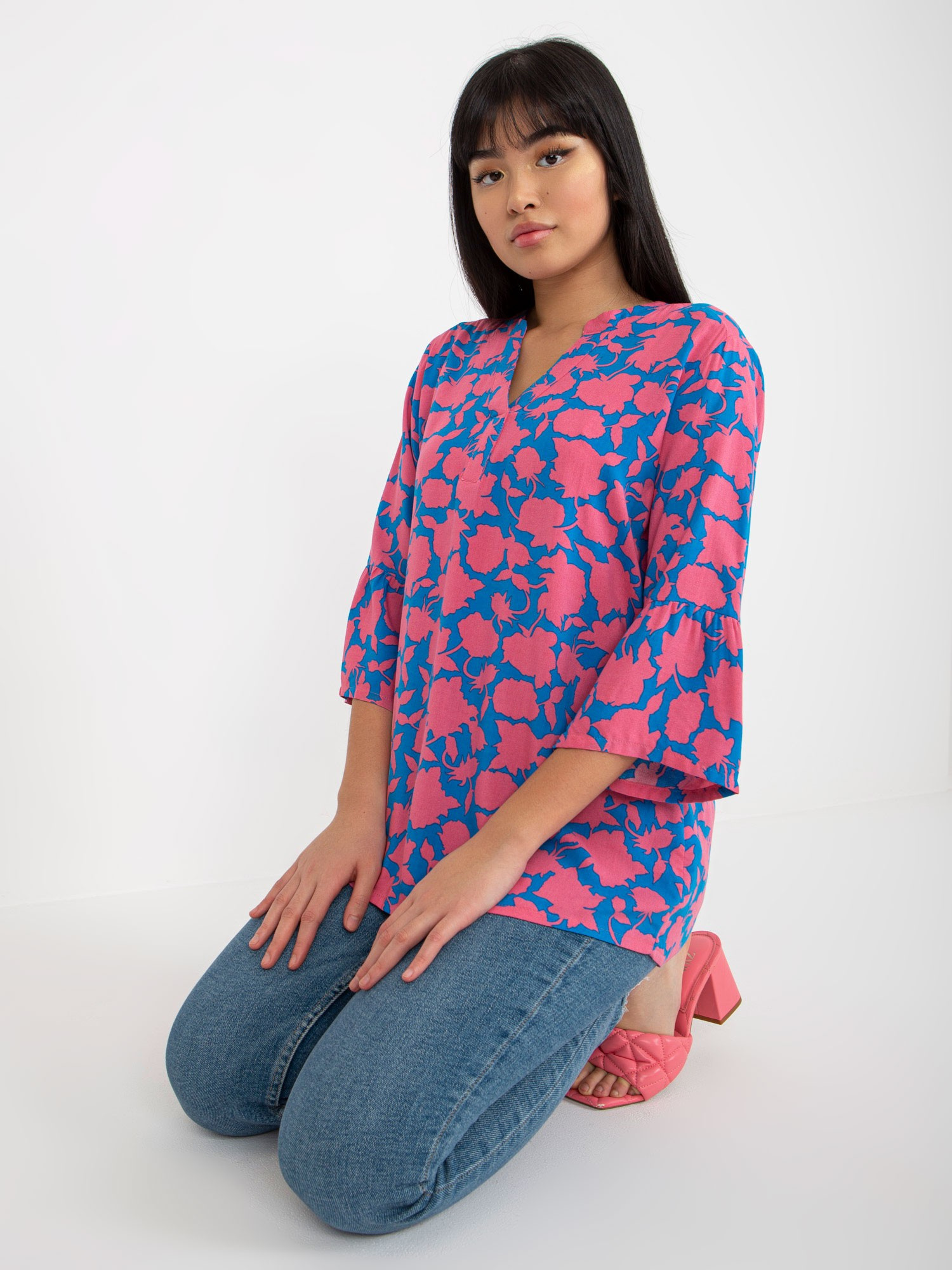 Turkusowo-różowa bluzka z nadrukiem i dekoltem V SUBLEVEL