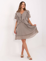 Ciemnobeżowa warstwowa sukienka na lato